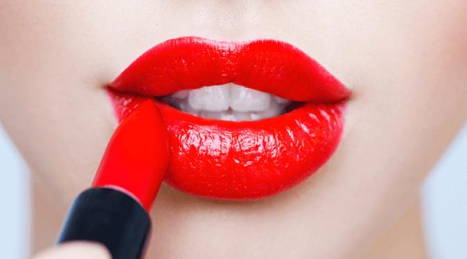 Ilustrasi lipstik merah yang buat wajahmu nampak cerah. (via: bellanaturally.com)