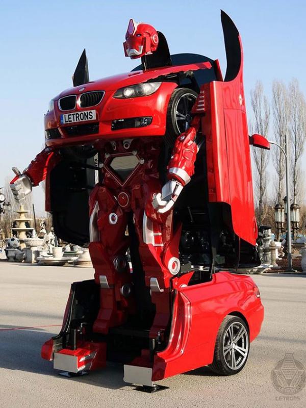 Mobil yang bisa berubah jadi robot kayak di Transformer. (Via: boredpanda.com)