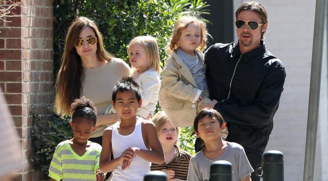 Brad Pitt dan Angelina Jolie bersama keenam anak mereka.