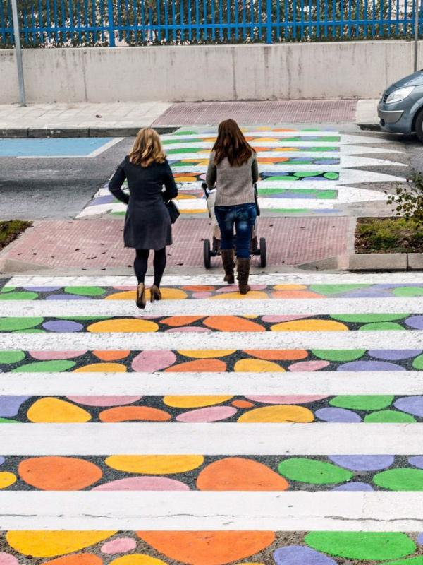 Zebra cross warna-warni. (Via: boredpanda.com)