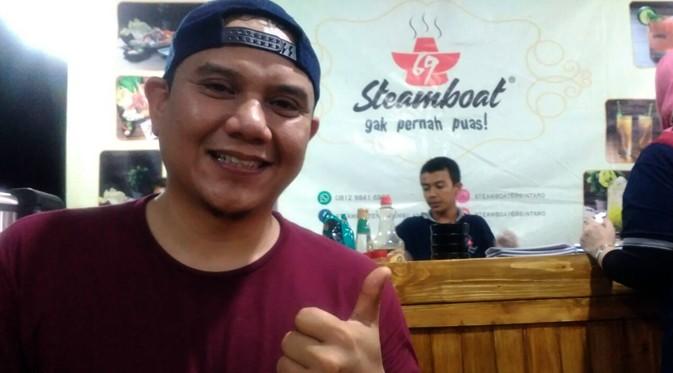 Fadly Padi saat kulineran di Steamboat 69, Pasar Modern Bintaro, Tangerang Selatan