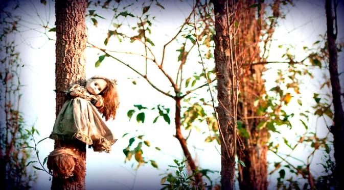 Boneka pengusir hantu digantungkan di pohon