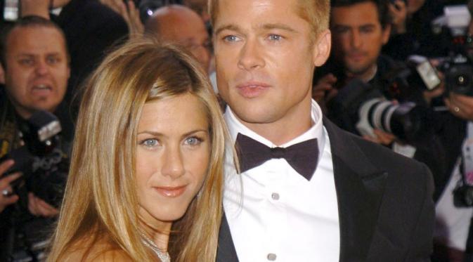 Brad Pitt dan Jennifer Aniston saat masih menjadi suami-istri. (huffpos).