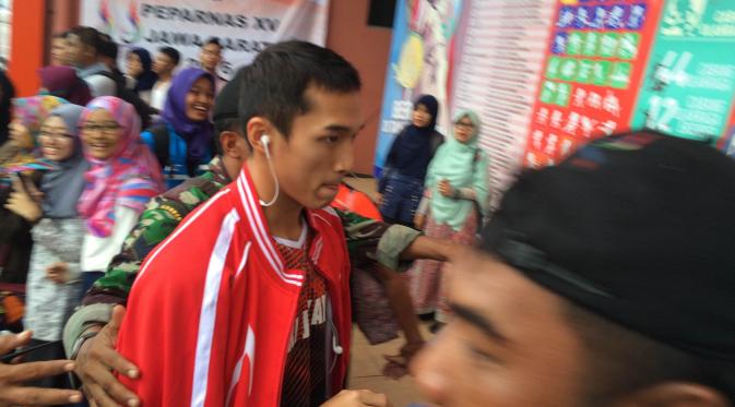 Pebulu tangkis DKI Jakarta, Jonatan Christie dikerubutuin penonton sebelum memasuki GOR Bima, Cirebon (Panji Prayitno/Liputan6.com)