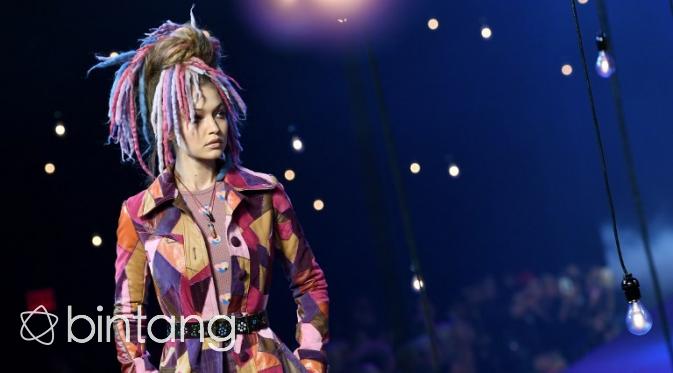 Gigi Hadid saat tampil di New York Fashion Week 2016. (AFP/Bintang.com)
