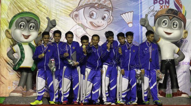 Tim putra Jawa Barat meraih medali emas setelah mengalahkan Jawa Tengah, 3-2, dalam final beregu putra bulutangkis PON XIX Jawa Barat di GOR Bima, Cirebon, Jumat (23/9/2016). (Bola.com/Arief Bagus)