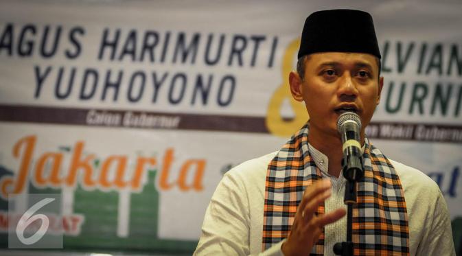 Agus Harimurti Yudhoyono menyampaikan pidato di DPP Demokrat, Jakarta, Jumat (23/9). Saat mengucapkan perpisahan dengan TNI, Agus tak kuasa menahan air matanya. (Liputan6.com/Faizal Fanani)