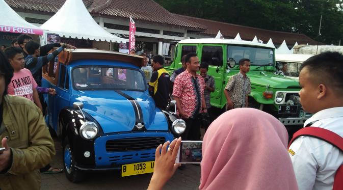 Dishubkominfo Banten 2016 menggelar pameran mobil dan motor antik yang di antaranya menampilkan oplet yang pernah dipakai Rano Karno dalam sinetron Si Doel Anak Sekolahan. (Liputan6.com/Yandhi Deslatama)