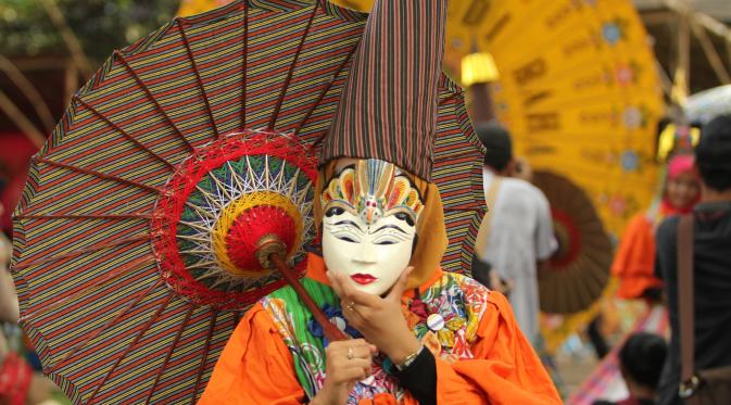 Tidak hanya lurik dan batik, ada juga kain endek dan tenun dari Jepara menjadi bahan payung kain Nusantara. (Liputan6.com/Fajar Abrori)