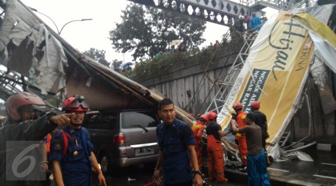 Sebuah jembatan penyeberangan orang (JPO) tepat di atas underpass Pasar Minggu, Jakarta Selatan roboh, Sabtu (24/9). Jembatan tersebut menimpa mobil Suzuki MPV yang tengah melintas (Istimewa)