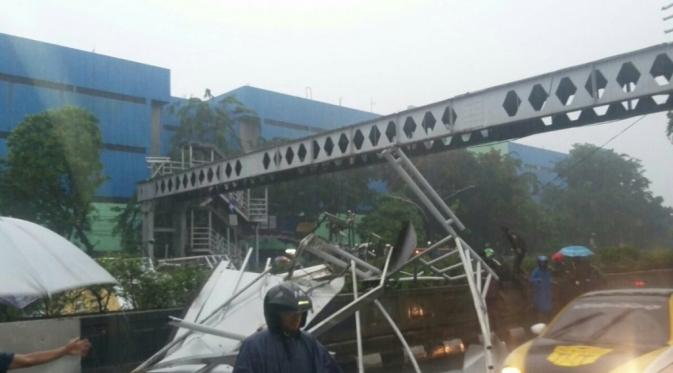 9 orang jadi korban robohnya Jembatan Penyeberangan Orang (JPO) Pasar Minggu, 3 orang meninggal dunia. (Via: twitter.com/@subhanwahyudi75)