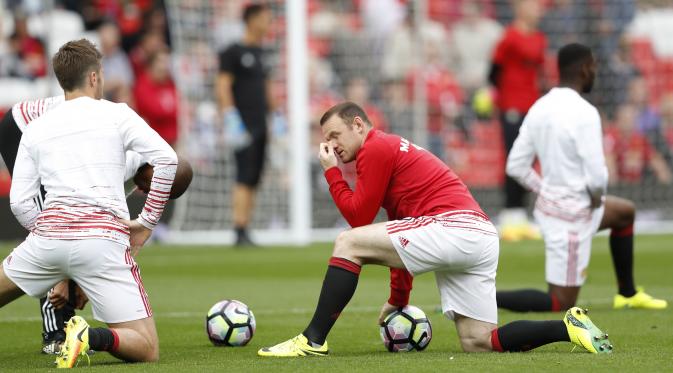 Bomber Manchester United, Wayne Rooney (tengah) sedang melakukan pemanasan sebelum laga kontra Leicester City, di Stadion Old Trafford, Sabtu (24/9/2016).  (Reuters/Carl Recine).