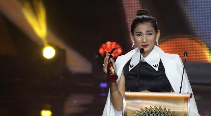 Aktris Nova Eliza memberikan pidato pada saat menerima piala dalam nominasi pemeran pembantu wanita terpuji film bioskop dalam ajang Festival Film Bandung 2016, Bandung, Jawa Barat (24/9/2016)