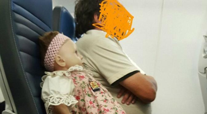 Seorang pria memesankan sebuah kursi pesawat untuk boneka 'menyeramkan' miliknya (Twitter/NovicSara)