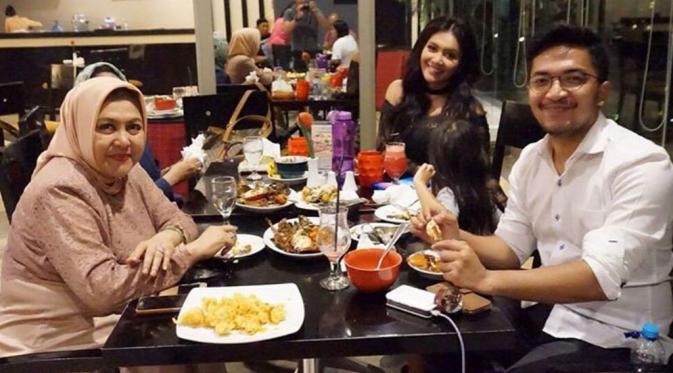 Ihsan Tarore makan makan malam bersama ibunda Denada, Emilia Contessa [foto: instagram]