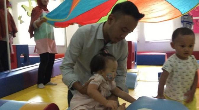 Ruben Onsu menyempatkan waktu temani putrinya, Thalia Putri bermain di sekolah sebelum syuting