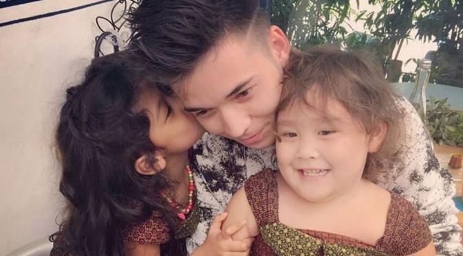 Stefan William dan anak-anak Celine Evangelista [foto: instagram]