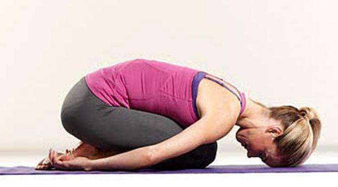 Posisi yoga Balasana ini bisa meredakan nyeri punggung, bahu, leher, dan pinggul