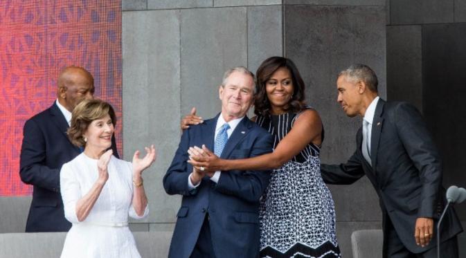 Michelle Obama Berbagi Pelukan dengan George W Bush, Ada Apa? (AFP)