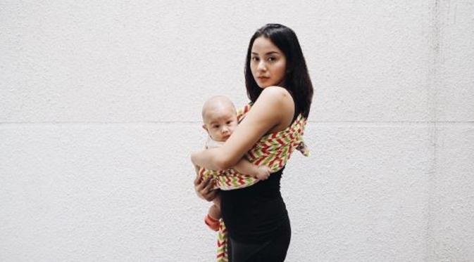 Kirana Larasati saat gendong bayi (Instagram/@kiranalarasati)