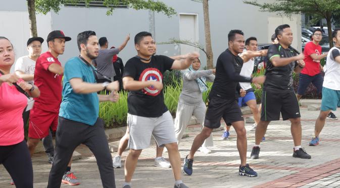 Bersama Celebrity Fitness, peserta Amazing Journey Healthy Adventure Camp mengikuti body combat. 