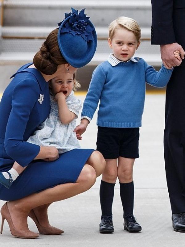 Pangeran William dan Kate Middleton membawa serta anak-anaknya dalam perjalanan kerajaan. (AFP/Bintang.com)