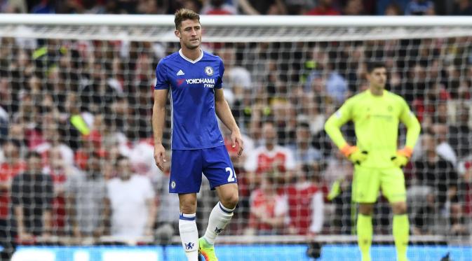 Ekspresi bek Chelsea, Gary Cahill usai gawang timnya kebobolan kala bersua Arsenal, pada lanjutan Premier League 2016-2017, di Emirates Stadium, Sabtu (24/9/2016) lalu. Posisi Cahill sebagai starter terancam setelah dianggap tampil buruk versus The Gunner