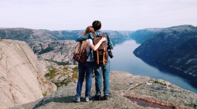 Ilustrasi relationship goals dengan melakukan travelling bersama. (via: thoughtcatalog.com)