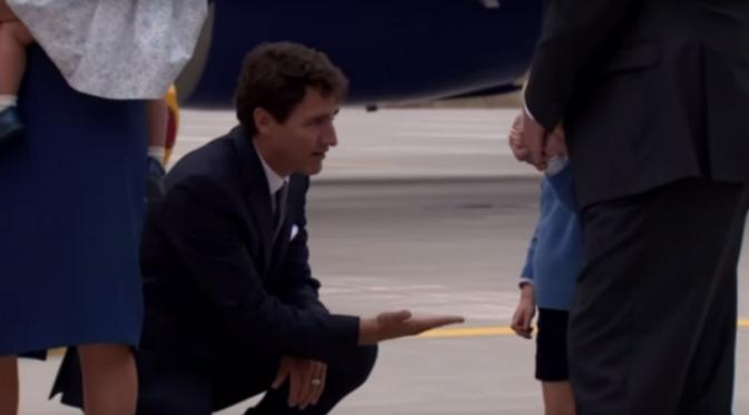 Pangeran George menolak ketika diajak tos oleh PM Trudeau (ITN)