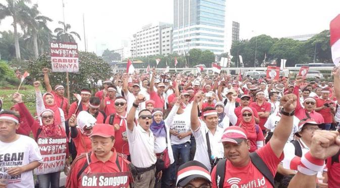 Demo Federasi Serikat Pekerja BUMN Strategis dan Sekar Telkom di DPR memprotes kebijakan interkoneksi dan network sharing di DPR, 30 Agustus lalu. 