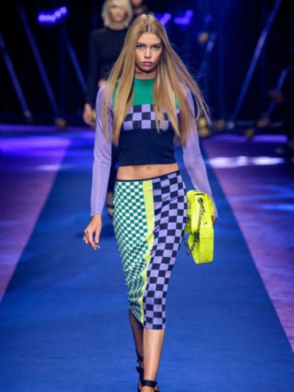 Koleksi Versace dalam acara Milan Fashion Week 2017. Sumber : harpersbazaar.com