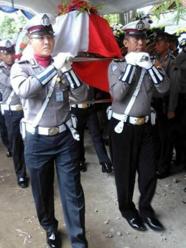 Upacara pemakaman jenazah Bripka Anita berlangsung dengan hikmat di TPU Desa Dukuhsalam, Jawa Tengah. (via: Facebook/Mas Lutfie)