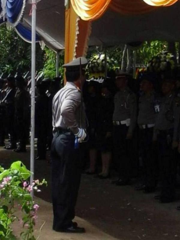 Upacara pemakaman jenazah Bripka Anita berlangsung dengan hikmat di TPU Desa Dukuhsalam, Jawa Tengah. (via: Facebook/Mas Lutfie)