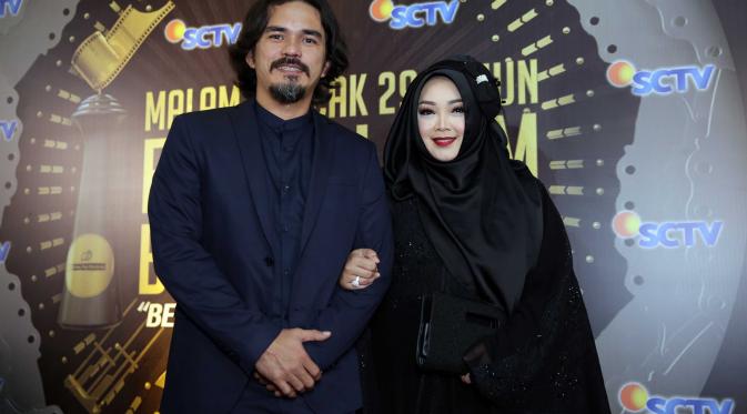 Teddy Syah bersama istrinya, Rina Gunawan. (Deki Prayoga/Bintang.com)