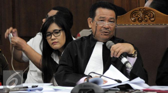 Jessica Kumala Wongso dan pengacaranya saat persidangan ke 25 di PN Jakpus, Senin (26/9). Penampilan Jessica sedikit berbeda dengan mengenakan kacamata. (Liputan6.com/Helmi Afandi)