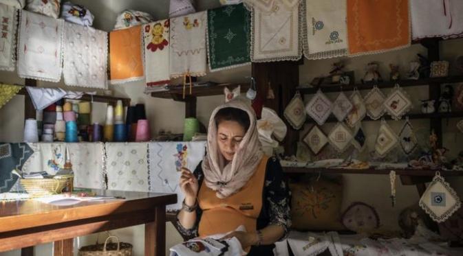 Tahira, migran Afganistan yang belajar membordir (Francesco Pistilli/BBC)