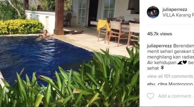 Julia Perez sedang berendam di dalam kolam (Instagram/@juliaperrez)