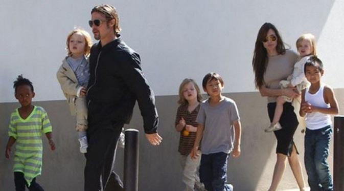 Akibat rasa sedih atas rindunya, Brad Pitt selalu berusaha untuk memperjuangkan pertemuannya  dengan anak-anak. (Instagram/Angelinajolie)