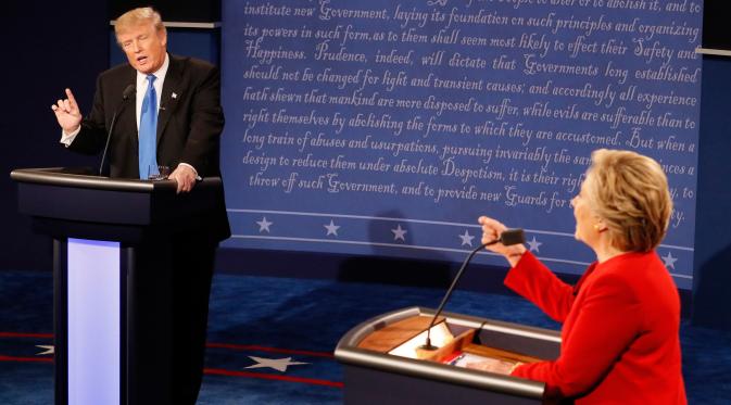 Calon presiden AS dari Partai Republik, Donald Trump dan rivalnya dari Partai Demokrat, Hillary Clinton saling mengemukakan paparan mereka dalam acara debat capres pertama di Hofstra University, New York, Senin (26/9). (AFP PHOTO/ Pool/Rick WILKING)