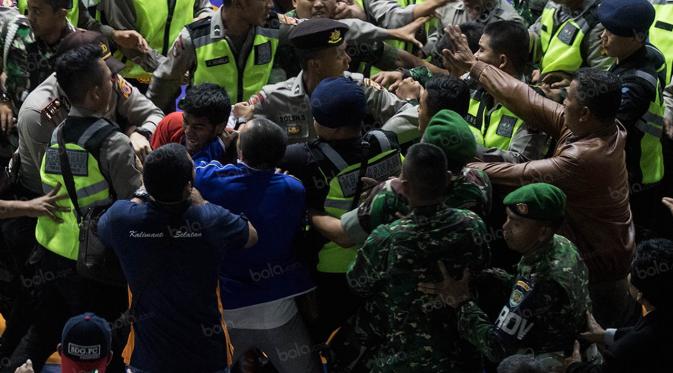 Melihat Agus Setia diamankan pihak berwajib, sejumlah ofisial tim Kalimantan Selatan langsung masuk ke arena dan menimbulkan bentrokan. (Bola.com/Vitalis Yogi Trisna)