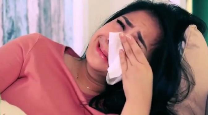 Capture video Nagita Slavina yang sedang menangis gara-gara Raffi Ahmad. Ternyata video tersebut merupakan iklan untuk promosi dua produk kripik. (Instagram @raffinagita1717)