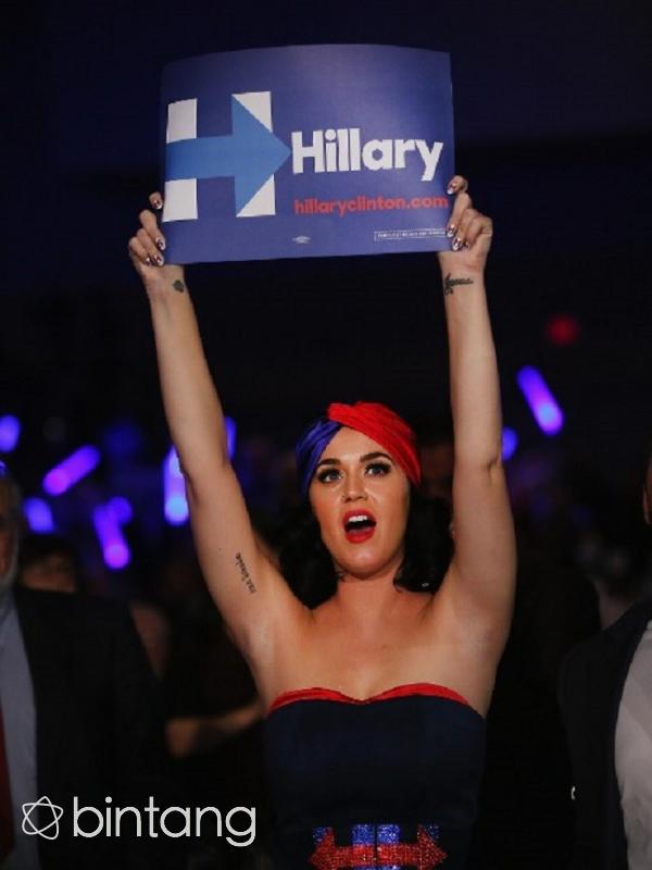 Katy Perry menggunakan tubuhnya sebagai umpan untuk mengumpulkan dukungan bagi Hillary Clinton. (AFP/Bintang.com)