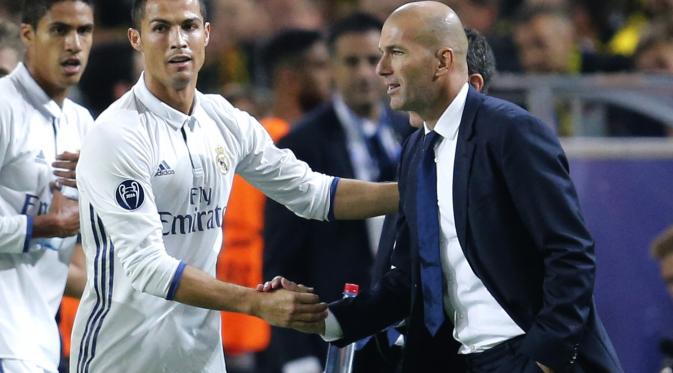 Cristiano Ronaldo usai merangkul Zinedine Zidane  (AP Photo/Michael Probst)
