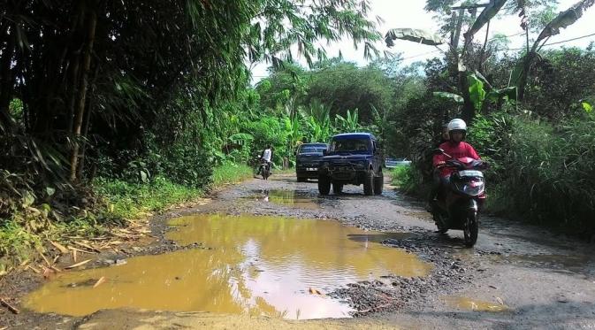 Kondisi Jalan Raya Rumpin, Kabupaten Bogor, yang rusak dan tidak kunjung diperbaiki (Liputan6.com/Achmad Sudarno)