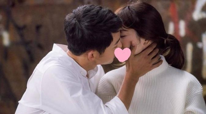 Adegan ciuman Song Joong Ki dan Song Hye Kyo dalam drama Descenandts of the Sun episode 16.