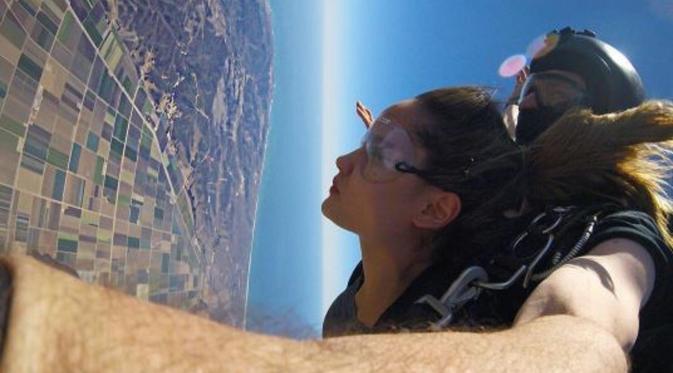 Cinta Laura saat skydiving (Instagram/@claurakiehl)