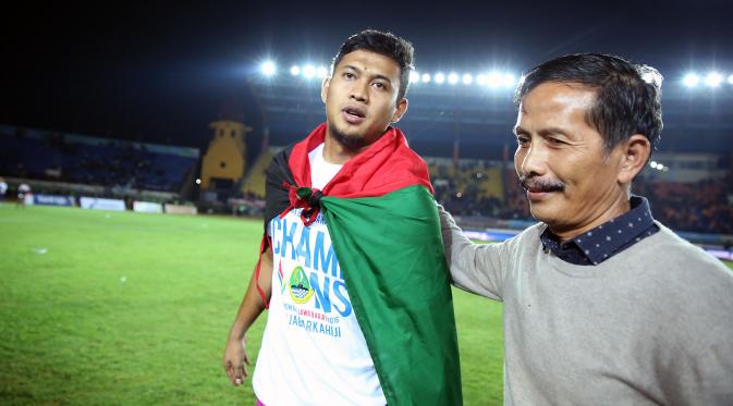M Natsir (kiri) bersama pelatih Persib Bandung, Djajang Nurdjaman (Helmi Fithriansyah/Liputan6.com)