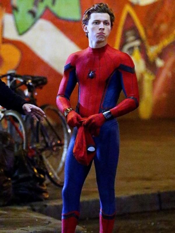 Tom Holland saat syuting film Spider-Man: Homecoming. (via Daily Mail)