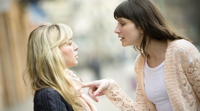 Hubungan pertemanan yang nggak sehat, nggak layak dipertahankan. (Foto: psychologies.co.uk)