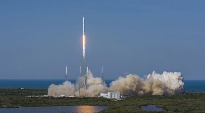 Roket SpaceX Falcon 9 meluncur ke udara dari landasan pacu Cape Canaveral, Florida, Jumat (8/4/2016) dalam foto handout yang disediakan oleh SpaceX. (via: Antaranews)